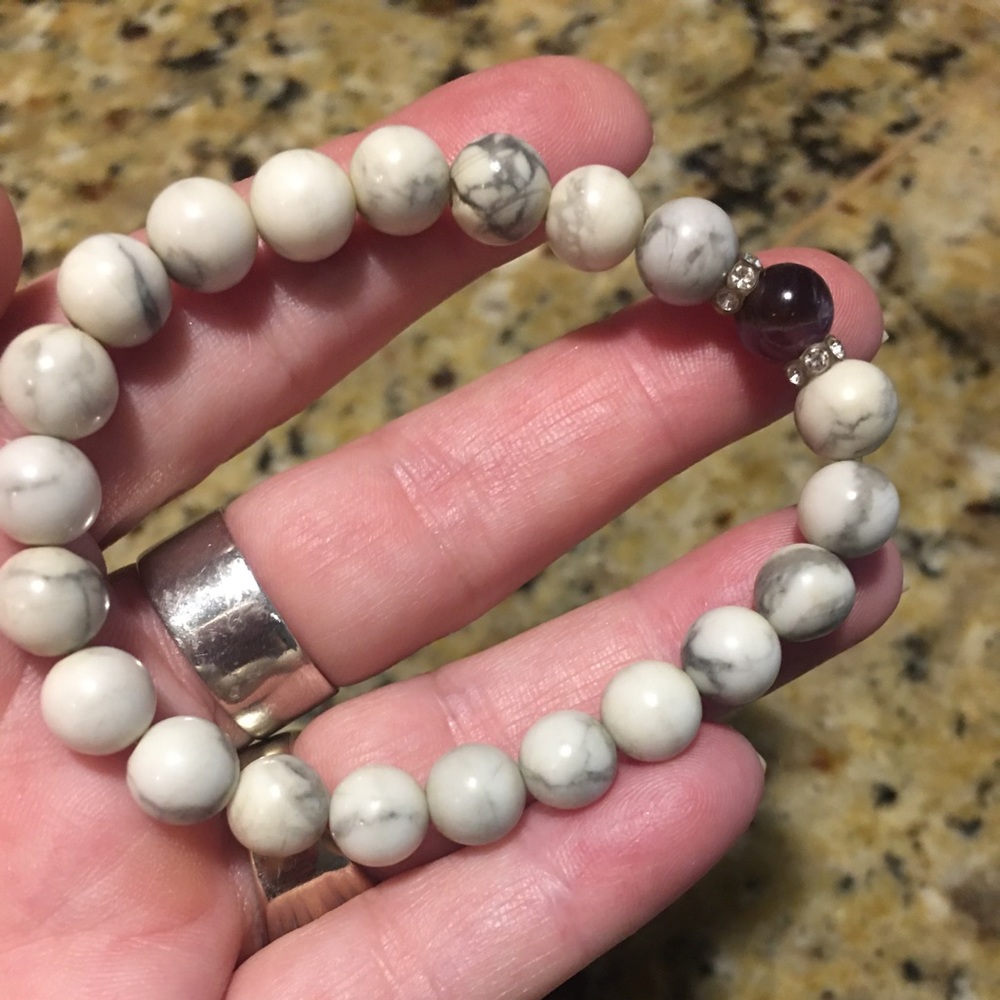 White/grey marbled beaded bracelet